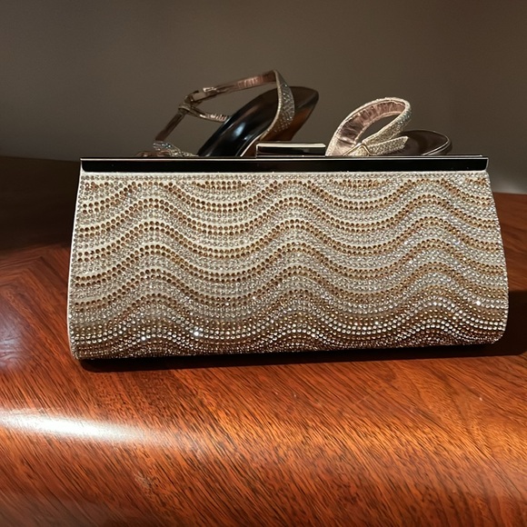 Fabulous pair of heeled sandals with matching clutch - Picture 3 of 5